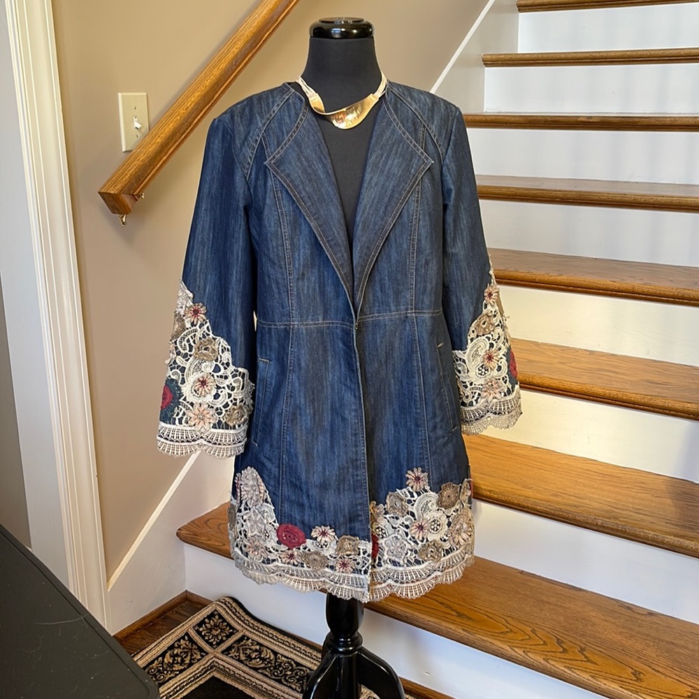 DRESSY CHICO’S SIZE 2 JEAN / BEIGE LACE JACKET.
